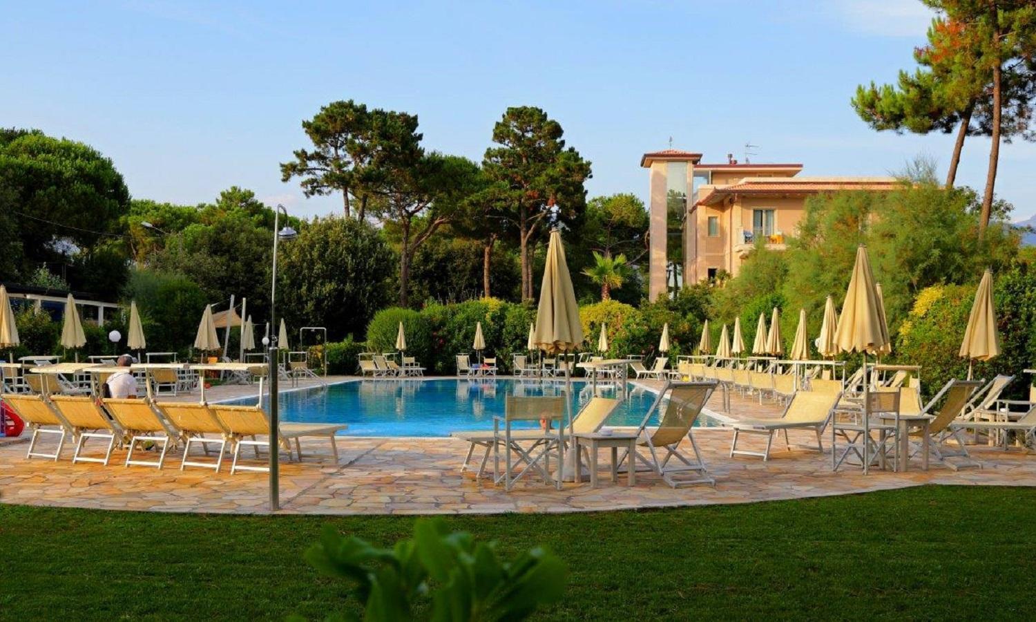 Hotel Villa Elsa Марина ди Маса Екстериор снимка